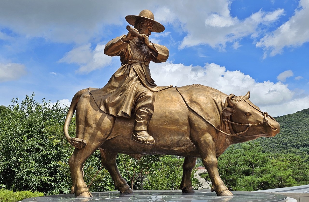 고불맹사성기념관 공원에 있는 고불 맹사성 조형물로 검은 소를 타고 피리를 부는 모습이 인상적이다.
