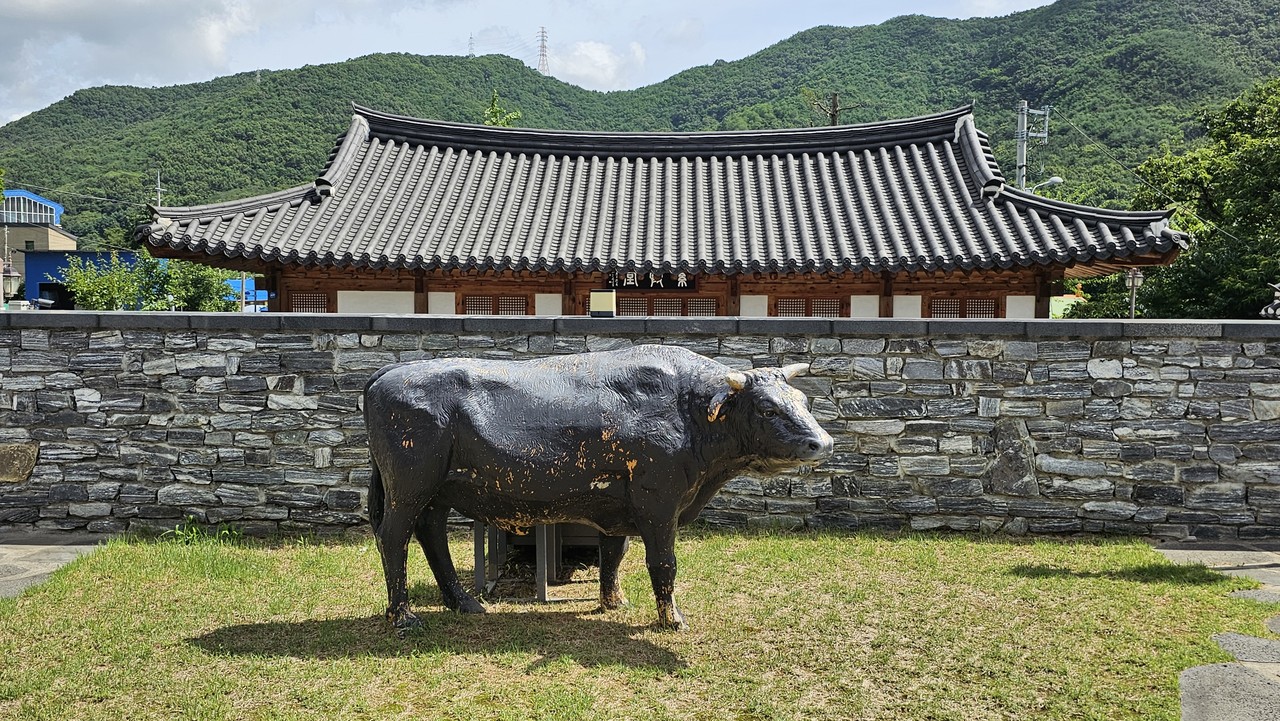 고불맹사성기념관 앞의 검은소 조형물.