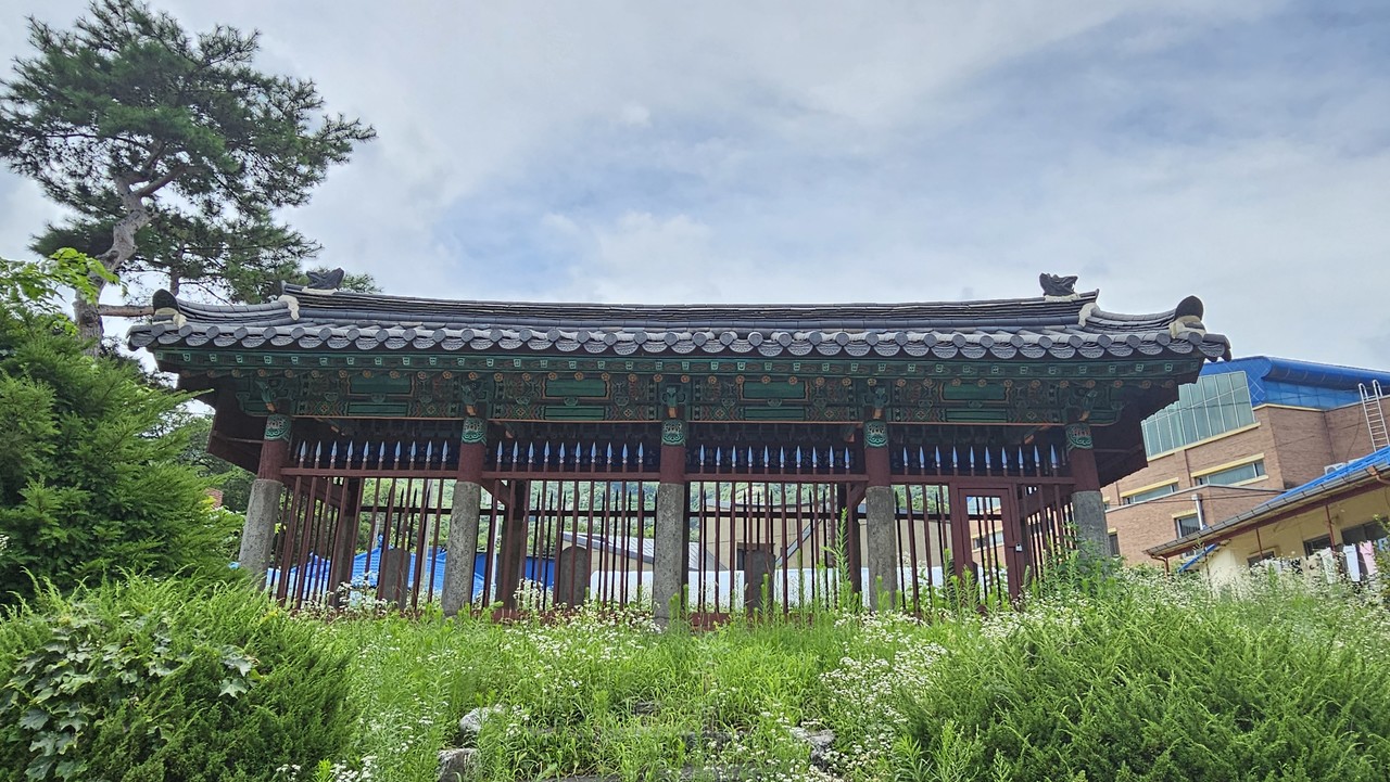 아산 신창맹씨비림에 있는 맹씨 가문 효자정려와 효자비.