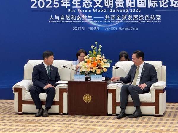 지난 7일 중국을 방문 중인 박정주 충남도 행정부지사가 구이저우성 루융정 선전부장과 만나 기후 위기 대응 국제기구인 언더투연합 가입 및 도 주최 탄소중립 콘퍼런스 참가 등을 요청하고 있다. 충남도 제공