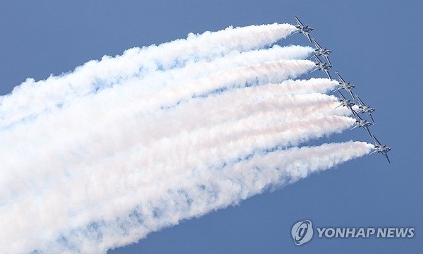 사진= 연합뉴스(공군 특수비행팀 블랙이글스가 10일 서울 서초구 세빛섬 인근 상공에서 에어쇼를 위한 비행연습을 하고 있다.)