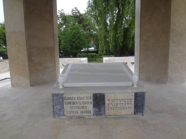 기념탑 중앙에 있는 제단