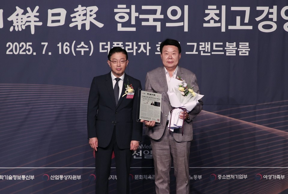 오성환 시장이 16일 서울 더플라자호텔에서 열린 ‘2025년 한국의 최고 경영대상’ 시상식에서 지역발전 부문 대상을 수상하는 모습. 당진시 제공