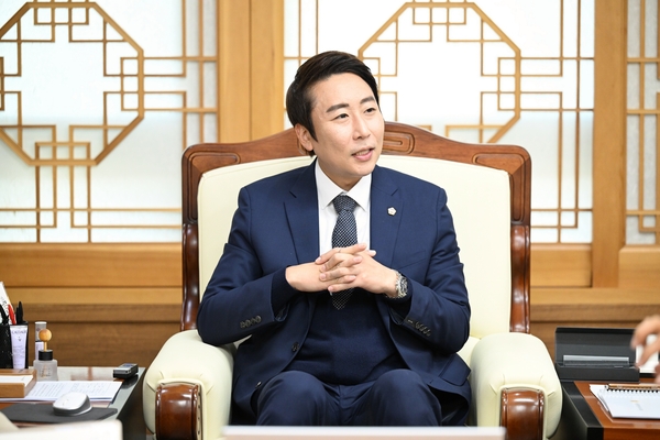 임채성 의장이 민선4기 3주년을 맞아 그간의 성과와 앞으로의 과제에 대해 밝히고 있다. 세종시의회 제공