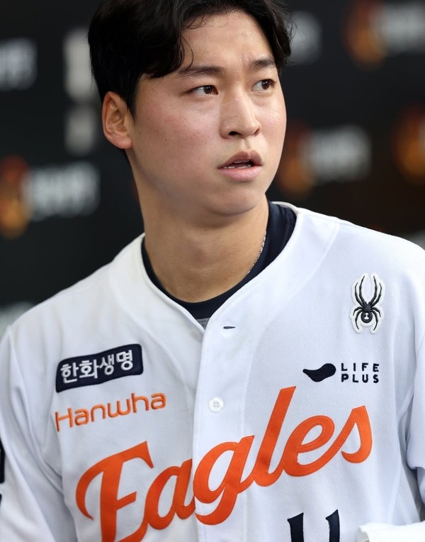 불펜 대기 중인 엄상백