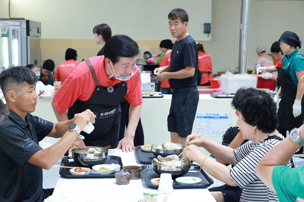 박범인 금산군수가 금산삼계탕축제 먹거리 판매 코너에서 서빙을 하는 모습. 금산군 제공