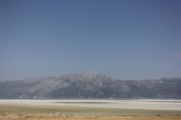 소금호수 건너편에 있는 암염산