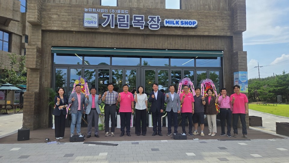 세종시는 23일 조치원읍 농촌테마공원 도도리파크에서 카페·휴게음식점 등 편의시설 현판 제막식을 가졌다. 세종시 제공