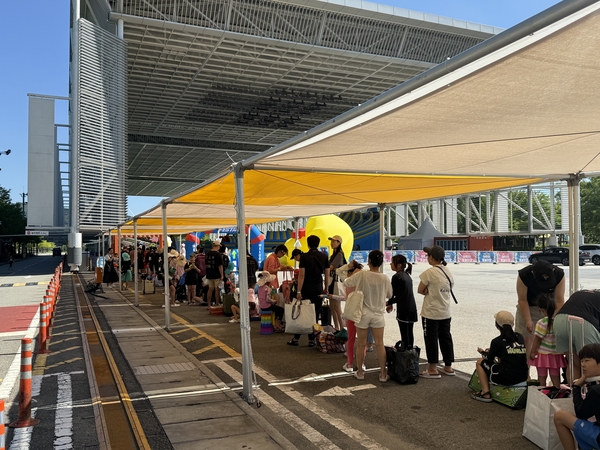 ▲ 한밭수목원 어린이 물놀이장 입장줄을 선 모습. 이주빈 기자.