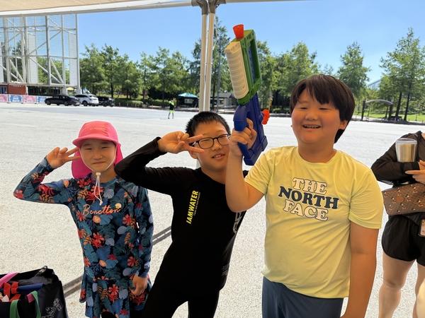 물놀이장에서 놀기 위해 수영복을 미리 입고 온 아이들의 모습(왼쪽부터 유소윤, 유병훈, 김민재 어린이). 이주빈 기자.