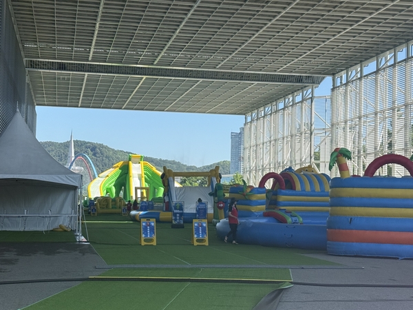 물놀이장 개장 전 마지막 점검하는 모습. 이주빈 기자.