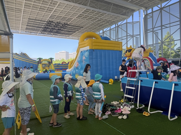 차례대로 줄을 서서 수영장에 들어가는 모습. 이주빈 기자.