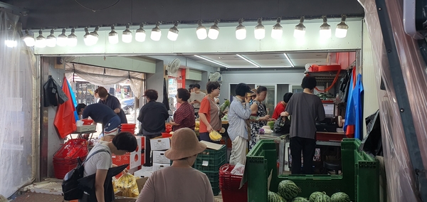 한민시장의 한 채소가게에 손님들이 줄을 서서 차례를 기다리고 있다. 정근우 수습기자