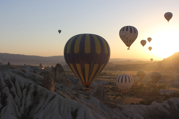 일출 전의 열기구들