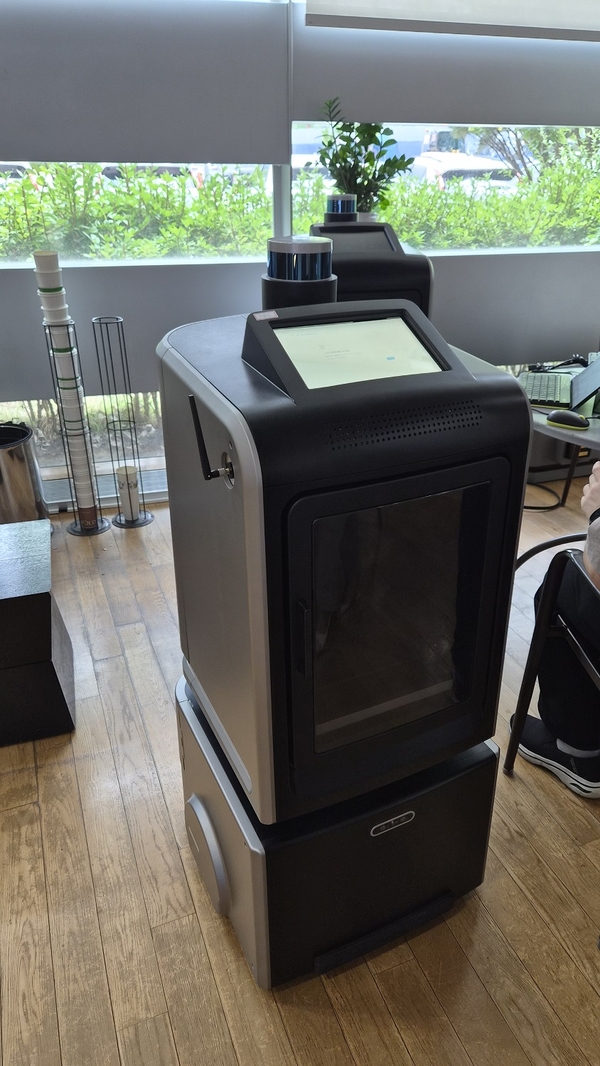 세종시가 경비, 물류, 안내 등 서비스 로봇의 실증 연구에 나선다. 사진은 물류로봇. 세종시 제공