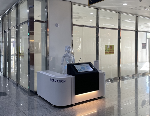 세종시가 경비, 물류, 안내 등 서비스 로봇의 실증 연구에 나선다. 사진은 안내로봇. 세종시 제공