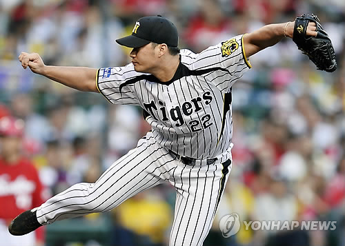 일본프로야구 한신타이거스에서 활약중인 오승환이 12일 일본 효고현 니시노미야시 고시엔구장에서 열린 히로시마 도요카프와의 센트럴리그 CS 제1스테이지 2차전에서 역투하고 있다. 연합뉴스