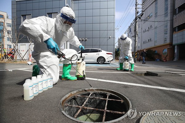 사진= '전염병 예방' 모기 유충 방역. 연합뉴스