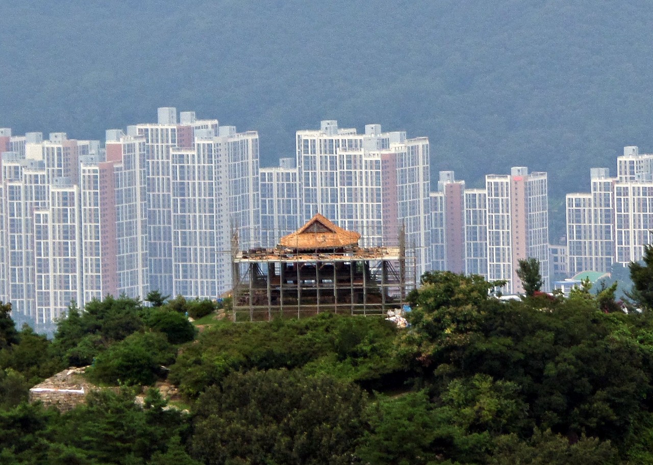 보수 정비 공사 중인 장대루.