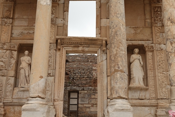 켈수스 도서관 입구의 4여신상