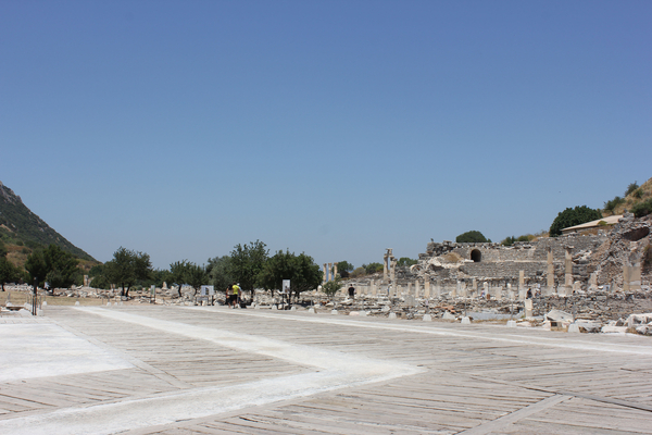 위쪽 아고라와 원형극장(오른쪽)