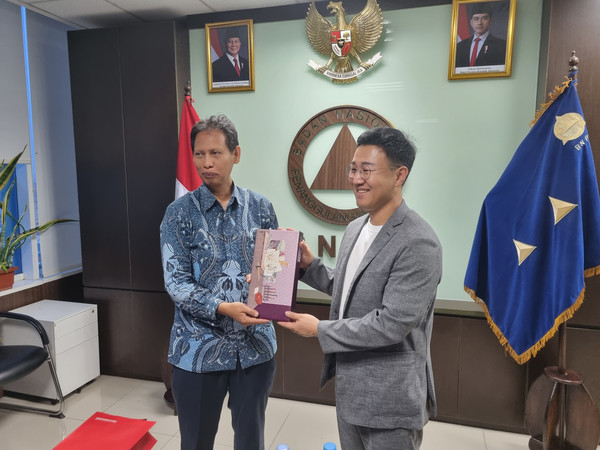 박병용 라미랩㈜ 대표(오른쪽)이 인도네시아 재난관리청을 방문해 기념촬영을 하고 있다. 라미랩㈜ 제공