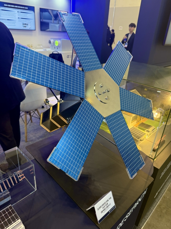 에너지연이 개발한 초경량 태양과 모듈이 적용된 위성 모형. 에너지연 제공