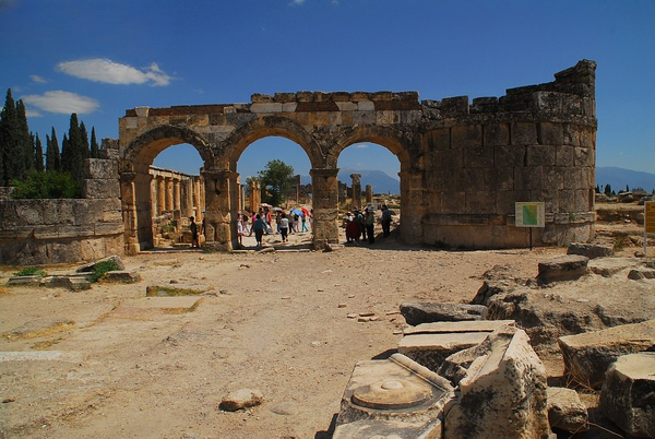 도미테우스 기념문