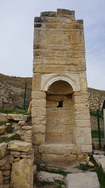 사도 빌립의 무덤 입구에 있는 분수대. 성지 순례자들은 무덤과 교회를 방문하기 전에 이 곳에서 몸을 씻는 용도로 사용되었다고 한다.