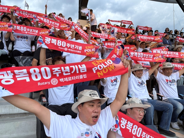 ▲ 지난 3일 대전한화생명볼파크에서 중구 광복회 회원과 가족들이 프로야구 KBO리그 한화이글스를 응원하고 있다. 행사는 국제로타리3680지구 백제로타리클럽이 광복 80주년을 기념해 마련했으며 중구와 함께하는 희망 더하기 동행 사업의 일환으로 국가유공자와 가족들에게 문화 활동 기회를 제공했다. 중구 제공