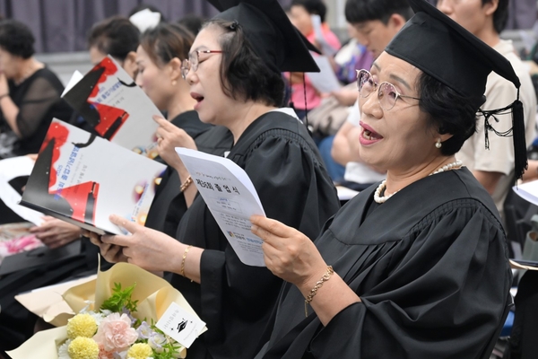졸업생들이 한마음야학 교가를 힘차게 따라 부르고 있다. 중구청 제공