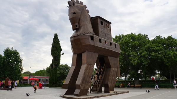 유적 입구의 트로이 목마 재현품