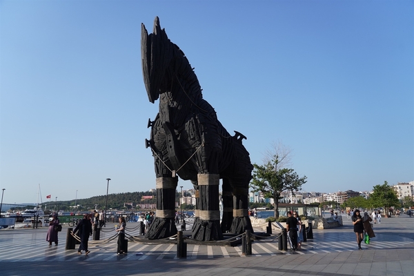 영화 '트로이' 촬영을 위해 소품으로 제작한 목마상. 영화 제작진이 촬영이 끝난뒤 차나칼레 측에 기증했다.