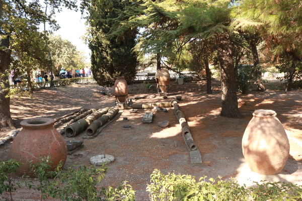 유적 광장 옆에 놓인 유물들