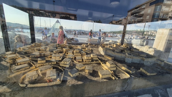 차나칼레 광장의 트로이 미니어처