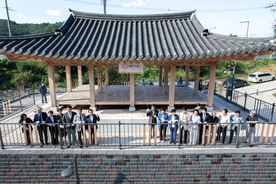 금강과 창벽(蒼壁)의 절경을 한눈에 바라볼 수 있는 세종시 대표 문화자원 ‘금벽정’이 복원을 마치고 10일 준공식을 가졌다. 세종시 제공