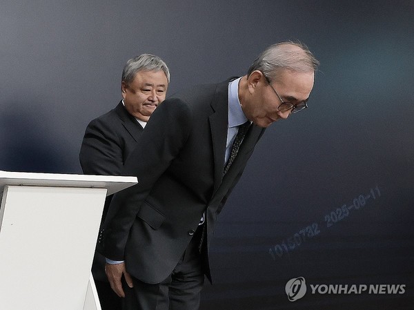 사진= 김영섭 KT 사장이 11일 서울 종로구 KT 광화문빌딩 웨스트 사옥에서 소액결제 피해와 관련해 고개 숙여 사과하고 있다. 연합뉴스