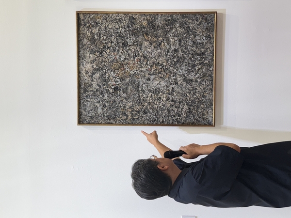 김상호 이응노미술관 학예팀장이 11일 이응노의 콜라주 작품을 설명하고 있다. 이주빈 기자