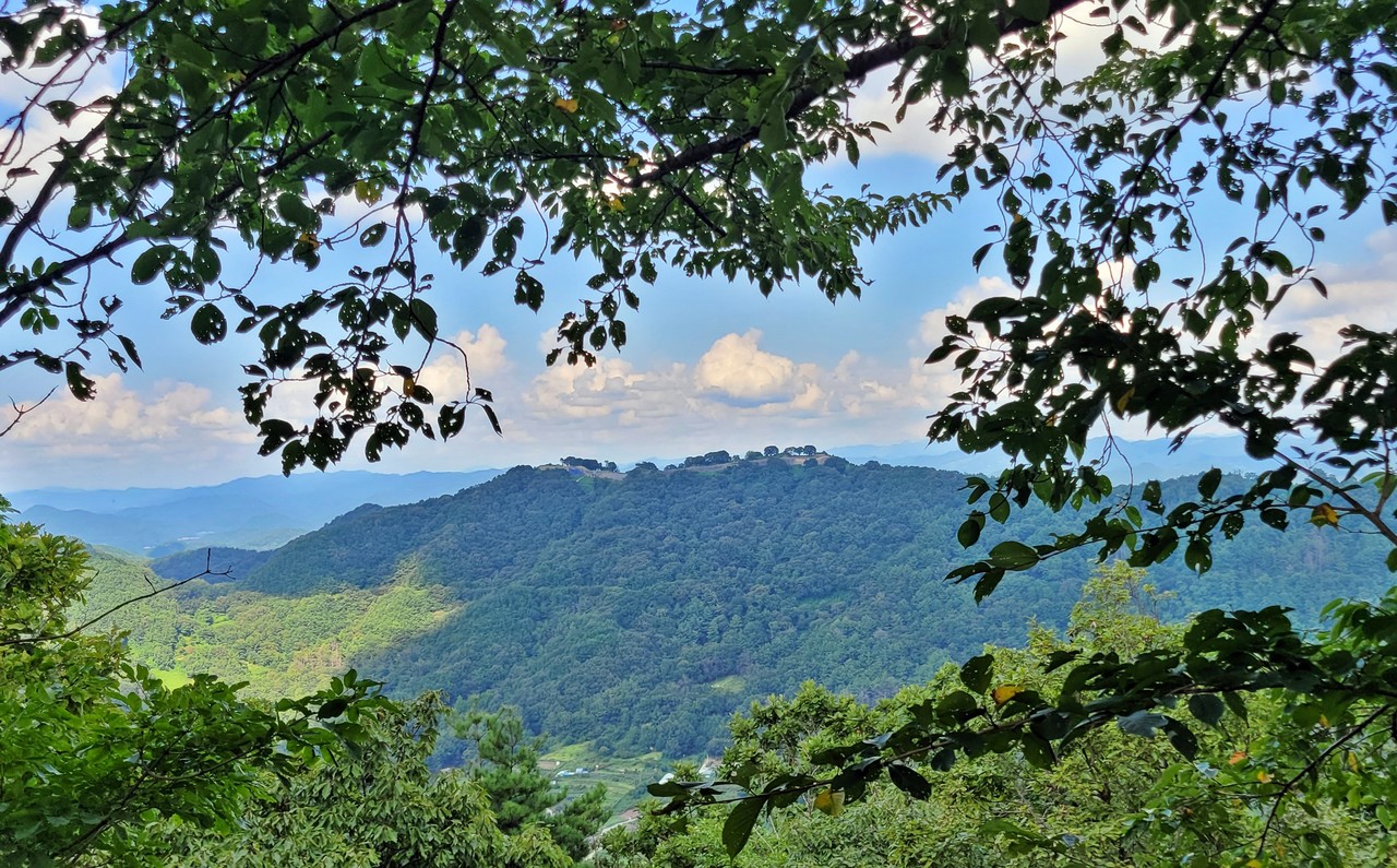 계족산 정상에서 동쪽 계족산성을 바라보면.