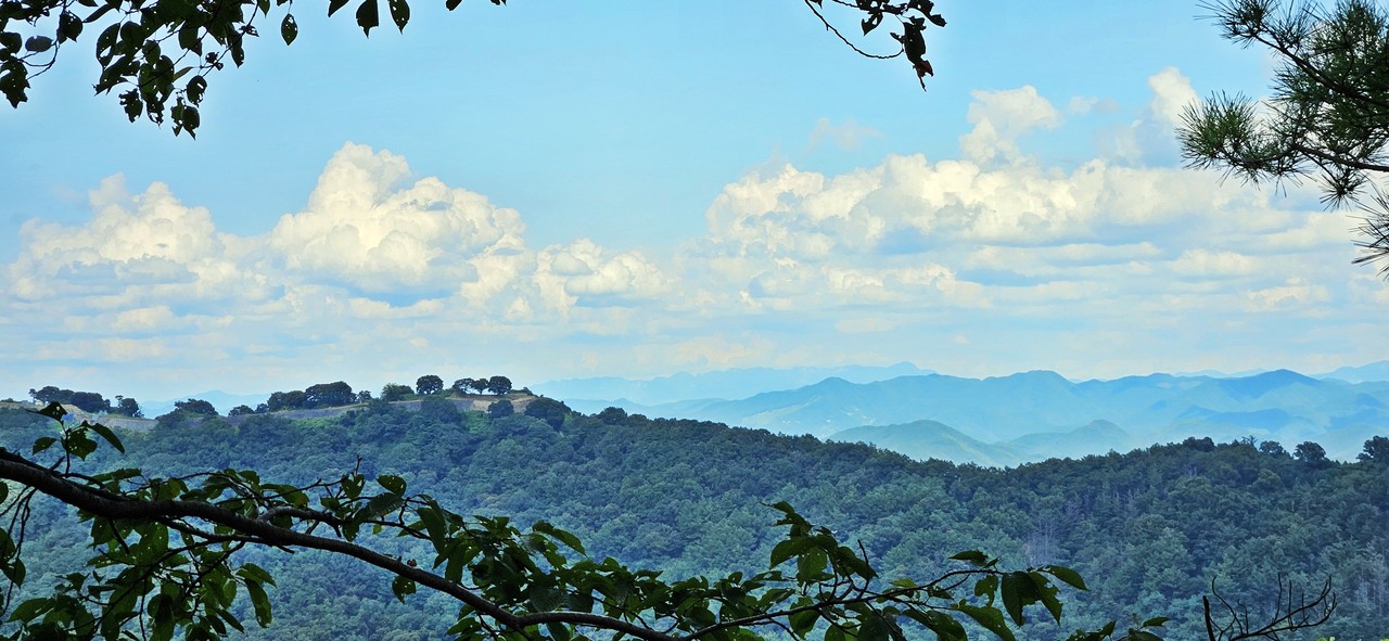 계족산성과 첩첩 산들이 수묵화를 만든다.