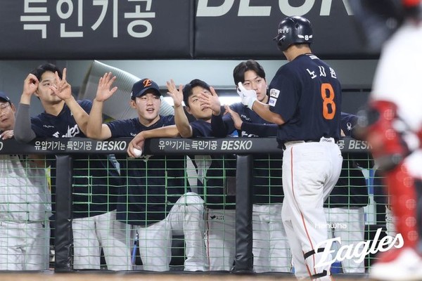 <b>한화 노시환</b>, '환상적으로' <b>30</b>호포 달성… 올 시즌 국내 선수 최초 <b>30</b>홈...