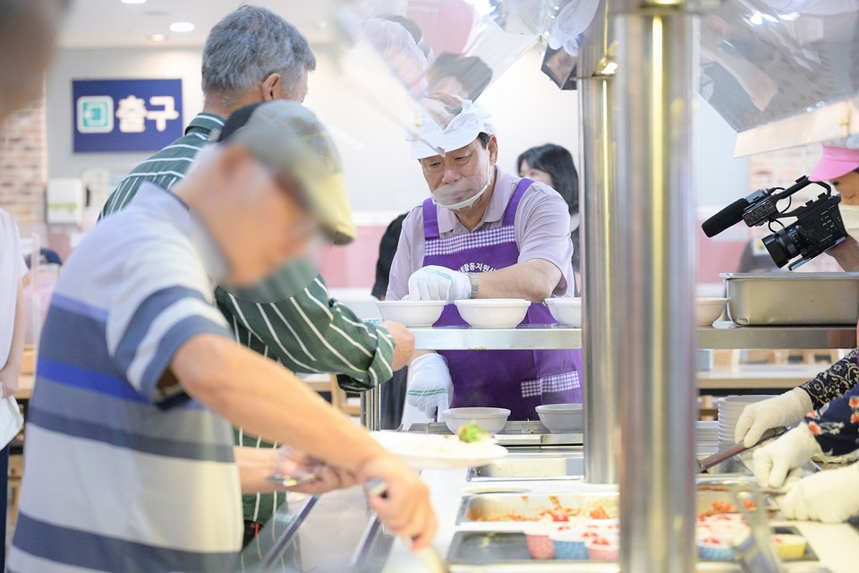 최민호 시장이 22일 추석을 앞두고 복지시설인 종촌종합사회복지관을 찾아 급식봉사를 하는 모습. 세종시 제공