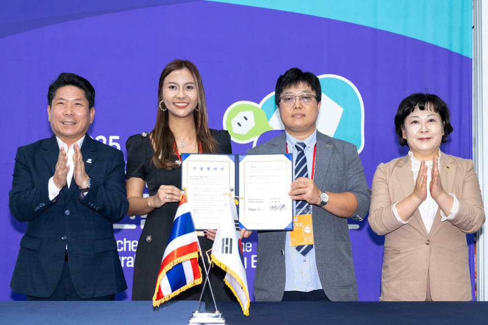 2025 제천국제한방천연물산업엑스포 입주기업 ㈜뷰니크–태국 Top Cosmo Group 수출협약식 모습. 제천시 제공
