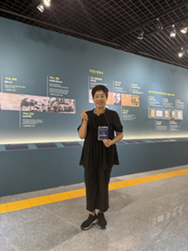 박용래 시인 전시 수어 전시 해설자 성현희 씨. 이주빈 기자.