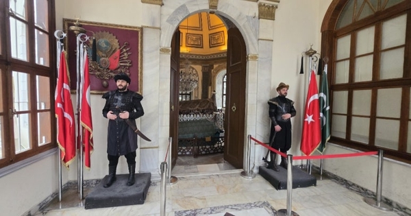 오스만 가지의 묘