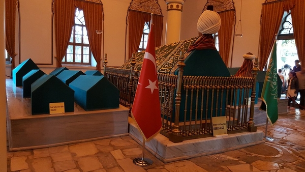 오르한 가지의 무덤