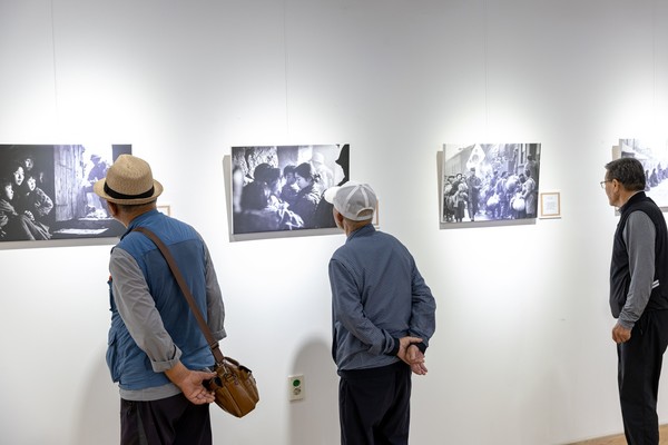 충남도스마트돌봄사업단 주최 'AI 동화자서전 – 기억하고, 기록하다' 전시회에서 어르신, 가족, 후원사 등 관계자들이 기념촬영을 하고 있다. 충남도스마트돌봄사업단 제공'AI 동화자서전 – 기억하고, 기록하다' 전시회 현장에서 어르신과 가족들이 AI로 제작된 자서전과 작품을 함께 감상하고 있다. 충남도스마트돌봄사업단 제공