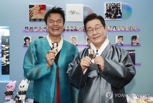 사진= 이재명 대통령이 1일 경기 고양시 킨텍스에서 열린 대중문화교류위원회 출범식에서 박진영 대중문화교류위원회 공동위원장과 K컬처 체험존에서 기념 촬영을 하고 있다. 2025.10.1 대통령실통신사진기자단. 연합뉴스