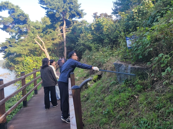 20일 대청호 상수원관리지역 탄소중립 공동체 환경캠페인에서 참여자들이 대청호 명상정원 일대를 걸으며 플로깅(plogging) 활동을 펼치고 있다. 동구 제공