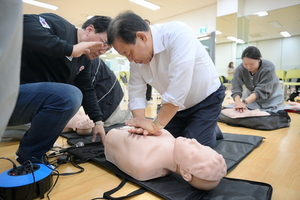 최민호 시장이 21일 종촌동 육아종합지원센터에서 열린 ‘찾아가는 현장소통’ 행사에서 심폐소생술을 체험하는 모습. 세종시 제공